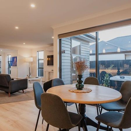 Elegant 3Br Home On Mustang Avenue クライストチャーチ エクステリア 写真