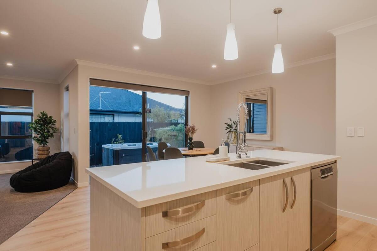 Elegant 3Br Home On Mustang Avenue クライストチャーチ エクステリア 写真