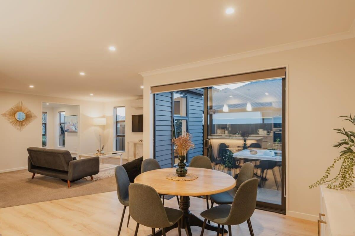 Elegant 3Br Home On Mustang Avenue クライストチャーチ エクステリア 写真